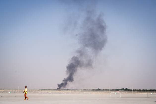 Flugzeugabsturz Dubai Airshow 2025 Die Rauchwolke und Feuerwehrmann auf den Rollfeld am Rande des Flughafen nach dem Absturz einer Tejas MK 1 Maschine bei einer Flugvorfuerung der Dubai Airshow 2025, 21.11.2025, Crash of Tejas MK1 Dubai Airshow 2025 Dubai Vereinigte Arabische Emirate *** Plane crash Dubai Airshow 2025 The smoke cloud and fireman on the tarmac at the edge of the airport after the crash of a Tejas MK 1 plane during a flight demonstration of the Dubai Airshow 2025, 21 11 2025, Crash of Tejas MK1 Dubai Airshow 2025 Dubai United Arab Emirates