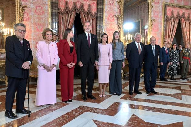 Reception at the Royal Palace after the imposition of the Golden Fleece on Queen Sofia I D Miguel Herrero y Rodríguez de Minón, Queen Sofia, Princess Leonor, King Felipe, Queen Letizia, Infanta Sofia, Felipe González and Miquel Roca i Junyent during the reception held after the imposition of the Golden Fleece at the Royal Palace, November 21, 2025, in Madrid Spain King Felipe VI has imposed the Collar of the Insigne Orden del Toisón de Oro on Her Majesty Queen Sofía, for her dedication and devotion to the service of Spain and the Crown Felipe González, Miguel Herrero y Rodríguez de Minón and Miquel Roca i Junyent have also been decorated FAMOUSES ROYALTY TOISÓN DE ORO INSIGNIA José Madrid Madrid Madrid Espana Copyright: xJosà xOlivax 7115016