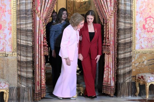 Reception at the Royal Palace after the imposition of the Golden Fleece on Queen Sofia Infanta Sofia, Queen Sofia and Princess Leonor during the reception held after the imposition of the Golden Fleece at the Royal Palace, November 21, 2025, in Madrid Spain King Felipe VI has imposed the Collar of the Insigne Orden del Toisón de Oro on Her Majesty Queen Dona Sofía, for her dedication and devotion to the service of Spain and the Crown Felipe González, Miguel Herrero y Rodríguez de Minón and Miquel Roca i Junyent have also been decorated FAMOUSES ROYALTY GOLDEN TOISON INSIGNIA José Madrid Madrid Madrid Espana  Copyright: xJosÃ xOlivax 7115074