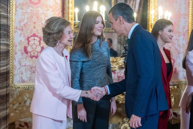Reception at the Royal Palace after the imposition of the Golden Fleece on Queen Sofia Queen Sofia, Infanta Sofia and the President of the Government, Pedro Sanchez, during the reception held after the imposition of the Golden Fleece at the Royal Palace, November 21, 2025, in Madrid Spain King Felipe VI has imposed the Collar of the Insigne Orden del Toisón de Oro on Her Majesty Queen Sofía, for her dedication and devotion to the service of Spain and the Crown Felipe González, Miguel Herrero y Rodríguez de Minón and Miquel Roca i Junyent have also been decorated FAMOUSES ROYALTY GOLDEN TOISON INSIGNIA José Madrid Madrid Madrid Spain  Copyright: xJosÃ xOlivax 7115128