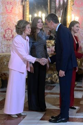 Reception at the Royal Palace after the imposition of the Golden Fleece on Queen Sofia Queen Sofia, Infanta Sofia and the President of the Government, Pedro Sanchez, during the reception held after the imposition of the Golden Fleece at the Royal Palace, November 21, 2025, in Madrid Spain King Felipe VI has imposed the Collar of the Insigne Orden del Toisón de Oro on Her Majesty Queen Sofía, for her dedication and devotion to the service of Spain and the Crown Felipe González, Miguel Herrero y Rodríguez de Minón and Miquel Roca i Junyent have also been decorated FAMOUSES ROYALTY GOLDEN TOISON INSIGNIA José Madrid Madrid Madrid Spain  Copyright: xJosÃ xOlivax 7115126