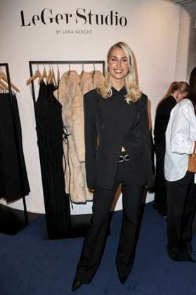 abb Lena Gercke Model as guest at the Christmas Shopping Night 2025 at Aksterhaus on 20 11 2025 in Hamburg Hamburg Germany
