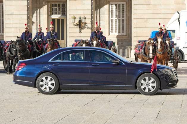 November 21, 2025, Madrid, Madrid, Spain: KING FELIPE VI of Spain, QUEEN LETIZIA of Spain, PRINCESS LEONOR of Spain, PRINCESS SOFIA of Spain and former QUEEN SOFIA They salute after the ceremony after the Order of Golden Fleece Madrid Spain - ZUMAc260 20251121_zep_c260_021 Copyright: xMikexChicorrox