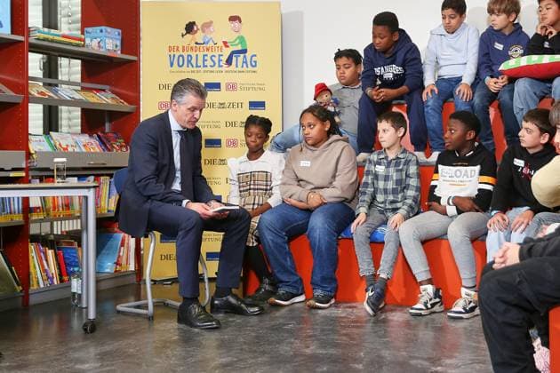 Berlin, Deutschland, 21.11.2025: Robert-Reinick-Grundschule: Bundesweiter Vorlesetag: Kanzleramtsminister Thorsten Frei (CDU) liest Kindern aus einem Buch vor. *** Berlin, Germany, 21 11 2025 Robert Reinick Primary School Nationwide Reading Day Chancellery Minister Thorsten Frei CDU reads to children from a book Copyright: xdtsxNachrichtenagenturx dts_94576