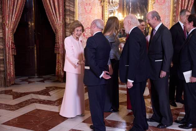 November 21, 2025, Madrid, Madrid, Spain: KING FELIPE VI of Spain, QUEEN LETIZIA of Spain, PRINCESS LEONOR of Spain, PRINCESS SOFIA of Spain and former QUEEN SOFIA They salute after the ceremony after the Order of Golden Fleece Madrid Spain - ZUMAc260 20251121_zep_c260_048 Copyright: xMikexChicorrox