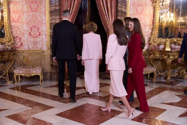 November 21, 2025, Madrid, Madrid, Spain: KING FELIPE VI of Spain, QUEEN LETIZIA of Spain, PRINCESS LEONOR of Spain, PRINCESS SOFIA of Spain and former QUEEN SOFIA They salute after the ceremony after the Order of Golden Fleece Madrid Spain - ZUMAc260 20251121_zep_c260_049 Copyright: xMikexChicorrox