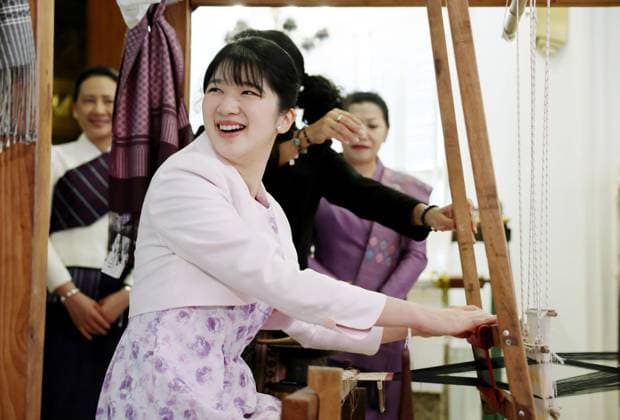 Japan Princess Aiko in Laos Japanese Princess Aiko tries her hand at weaving in Vientiane on Nov. 21, 2025, during her official trip to Laos. (Pool photo)  A14AA0005051879P