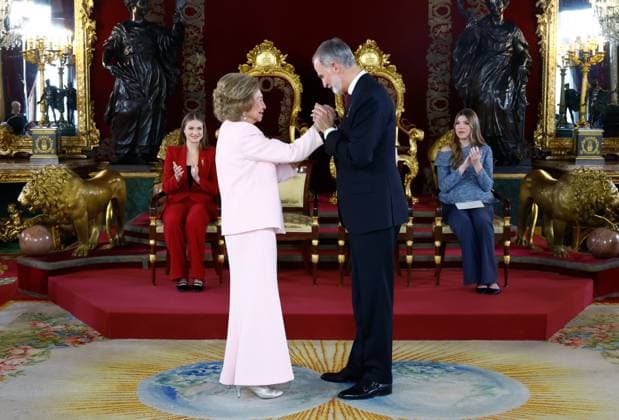 21-11-2025 Collar King Felipe and Queen Letizia and Princess Leonor and Princess Sofia attended the presentation of the Order of the Golden Fleece, Collar de la Insgigne Orden del Toison de Oro a su, to Queen Sofia at the royal palace in Madrid. No Spain Â  Copyright: xPPEx