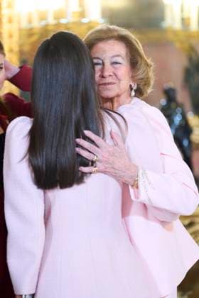 21-11-2025 Colla Queen Letizia and Queen Sofia attended the presentation of the Order of the Golden Fleece, Collar de la Insgigne Orden del Toison de Oro a su, at the royal palace in Madrid. No Spain Â  Copyright: xPPEx