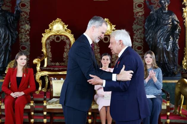 21-11-2025 Collar King Felipe and Felipe Gonzalez Marquez and Queen Letizia and Princess Leonor and Princess Sofia attended the presentation of the Order of the Golden Fleece, Collar de la Insgigne Orden del Toison de Oro a su,at the royal palace in Madrid. No Spain Â  Copyright: xPPEx