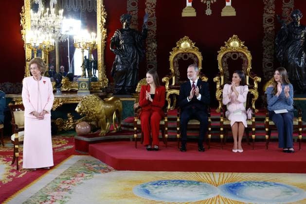 21-11-2025 Collar King Felipe and Queen Letizia and Princess Leonor and Princess Sofia attended the presentation of the Order of the Golden Fleece, Collar de la Insgigne Orden del Toison de Oro a su, to Queen Sofia at the royal palace in Madrid. No Spain Â  Copyright: xPPEx