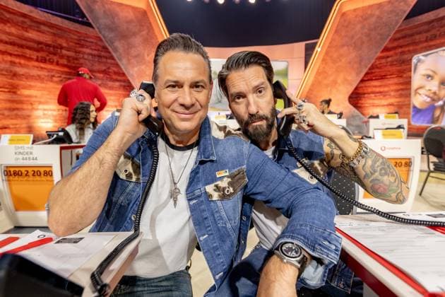 RTL telethon in Cologne, 21 11 2025 Sascha VOLLMER and Alec VOELKL The BossHoss The 30th RTL telethon is currently running at the EMG studios in Cologne Hürth For the first time, the 30th anniversary will be broadcast for 30 hours Celebrity supporters accept donations for children in need live on the donation phone Cologne Hürth North Rhine-Westphalia Germany Copyright: xBonn.digitalx