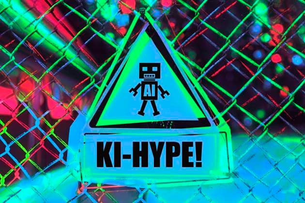 FOTOMONTAGE, Warnschild mit Roboterfigur und Aufschrift KI-Hype *** FOTOMONTAGE, warning sign with robot figure and inscription AI Hype ** NUR FUER REDAKTIONELLE ZWECKE ** EDITORIAL USE ONLY **