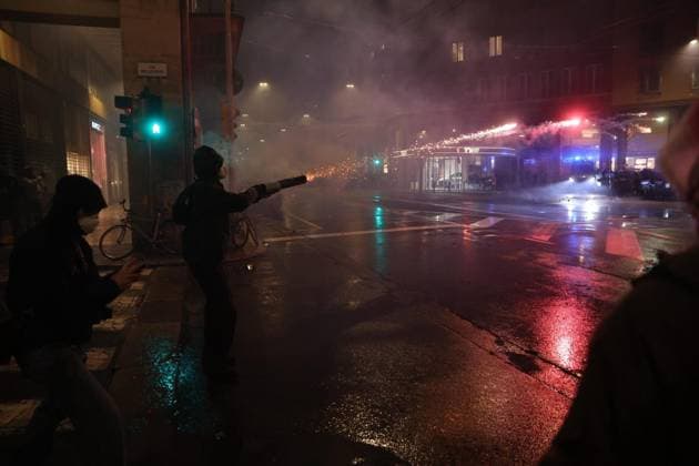 November 21, 2025, Bologna: Bombe carta e idranti in azione in centro a Bologna, 21 novembre 2025. Il corteo partito da piazza Maggiore per protestare contro la partita Virtus-Maccabi si e lungamente fronteggiato con il cordone di polizia, sono partite delle bombe carta, la polizia ha risposto azionando gli idranti per disperdere la folla. I manifestanti hanno lanciato anche oggetti trovati nei cantieri.. .Clashes between Police and Pro Pal protesters during the march organized by the Blocchiamo tutto ( Let s block everything ) assembly to protest the Euroleague basketball match between Virtus Bologna and Maccabi Tel Aviv, in Bologna, Italy, 21 November 2025..ANSA MAX CAVALLARI Bologna  - ZUMAa110 20251121_zaf_a110_021 Copyright: xMaxxCavallarix