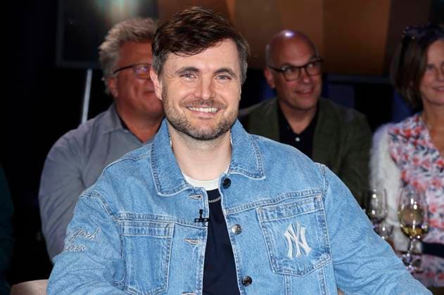 Phil Laude at the recording of the NDR Talk Show in the NDR television studio Lokstedt Hamburg, 21 11 2025 Foto:xH.xHartmannx xFuturexImagex ndr_talk2111_5130
