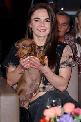 Fränze Lüttich with her dachshund Polly at the recording of the NDR Talk Show in the NDR television studio in Lokstedt Hamburg, 21 11 2025 Foto:xH.xHartmannx xFuturexImagex ndr_talk2111_5132