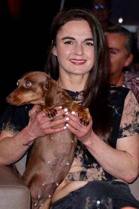 Fränze Lüttich with her dachshund Polly at the recording of the NDR Talk Show in the NDR television studio in Lokstedt Hamburg, 21 11 2025 Foto:xH.xHartmannx xFuturexImagex ndr_talk2111_5133