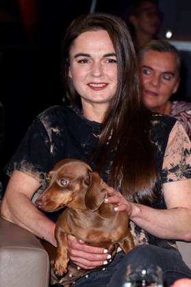 Fränze Lüttich with her dachshund Polly at the recording of the NDR Talk Show in the NDR television studio in Lokstedt Hamburg, 21 11 2025 Foto:xH.xHartmannx xFuturexImagex ndr_talk2111_5134