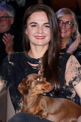 Fränze Lüttich with her dachshund Polly at the recording of the NDR Talk Show in the NDR television studio in Lokstedt Hamburg, 21 11 2025 Foto:xH.xHartmannx xFuturexImagex ndr_talk2111_5135