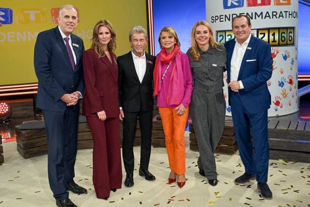 30 RTL Spendenmarathon 2025 on 21 11 2025 at EMG Studio 8 in Hürth Group photo with Uschi Glas and Peter Maffay at the 30 RTL Spendenmarathon 2025 on 21 11 2025 at EMG Studio 8 in Hürth xJFx