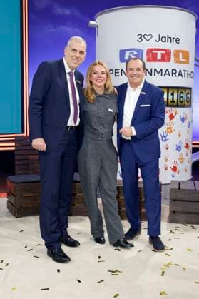 Stephan Schmitter, Inga Leschek and Wolfram Kons at the 30 RTL Spendenmarathon 2025 in Studio 8 of EMG Studios Hürth, 21 11 2025 Foto:xR.xStoffelsx xFuturexImagex spendenmarathon_5904