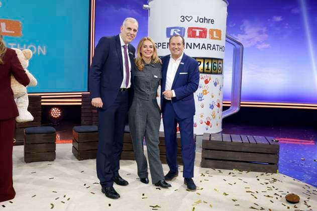 Stephan Schmitter, Inga Leschek and Wolfram Kons at the 30 RTL Spendenmarathon 2025 in Studio 8 of EMG Studios Hürth, 21 11 2025 Foto:xR.xStoffelsx xFuturexImagex spendenmarathon_5905
