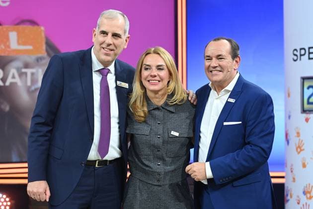 f l Stephan SCHMITTER, Chief Content Officer of RTL Inga LESCHEK, Chief Content Officer RTL Germany Wolfram KONS, presenter, present the donation sum 23 077 166 euros, 30 RTL Spendenmarathon Wir helfen Kindern , television, 20 21 11 2025 in Huerth, Germany,