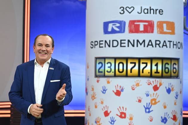 Wolfram KONS, presenter, presents the donation sum 23 077 166 Euro, 30 RTL Spendenmarathon Wir helfen Kindern , television, 20 21 11 2025 in Huerth, Germany,