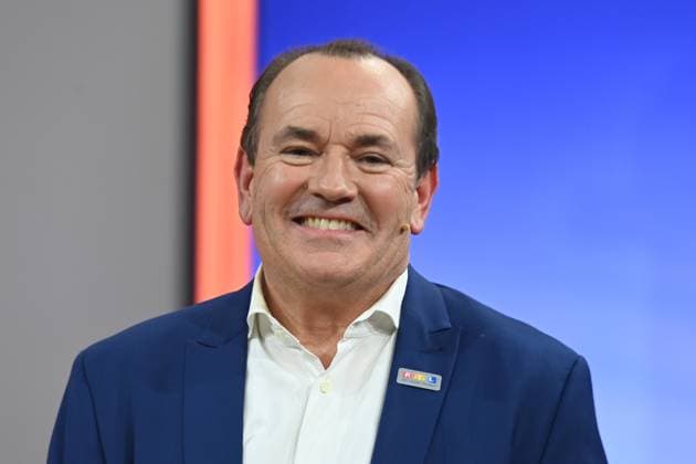 Wolfram KONS, presenter, presents the donation sum 23 077 166 Euro, 30 RTL Spendenmarathon Wir helfen Kindern , television, 20 21 11 2025 in Huerth, Germany,