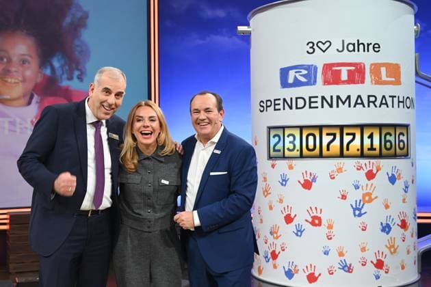 f l Stephan SCHMITTER, Chief Content Officer of RTL Inga LESCHEK, Chief Content Officer RTL Germany Wolfram KONS, presenter, present the donation sum 23 077 166 euros, 30 RTL Spendenmarathon Wir helfen Kindern , television, 20 21 11 2025 in Huerth, Germany,