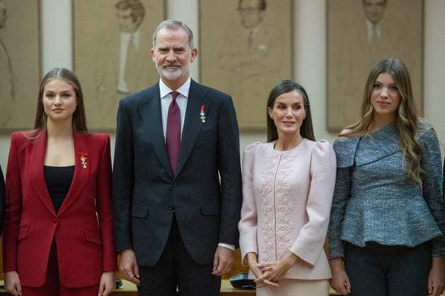 Event at the Congress: 50 Years of the Monarchy in Madrid, Spain - 21 Nov 2025 (L-R) Princess Leonor, King Felipe VI, Queen Letizia, and Infanta Sofía pose during the colloquium 50 years later: the Crown in the transition to democracy , to commemorate the 50th anniversary of the Monarchy, in the Congress of Deputies in Madrid. Madrid Spain Copyright: xDavidxCanalesx xSOPAxImagesx DCReyesCongreso251121-13