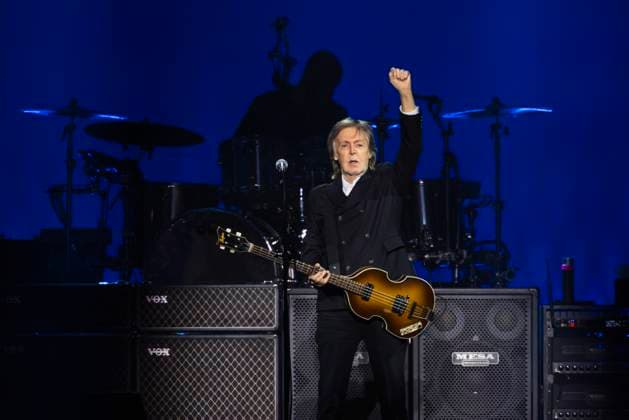 November 21, 2025, Hamilton, On, Canada: Paul McCartney gestures to the crowd during his Got Back North American tour at TD Coliseum in Hamilton, Ont., Friday, November 21, 2025. Hamilton Canada  - ZUMAc35_ 20251121_zaf_c35_126 Copyright: xNickxIwanyshynx