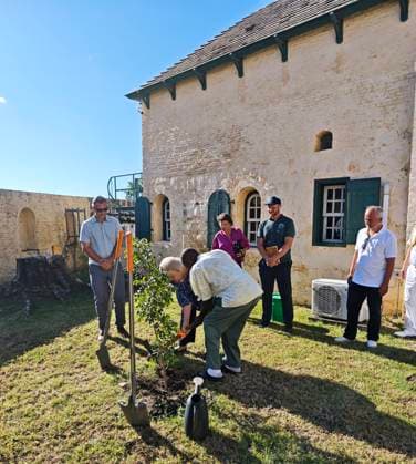 21-11-2025 Antillen Princess Beatrix Princess Beatrix planted a tree to symbolize the bond between STENAPA and the community during her visit at the Government Guest House in Oranjestads historic center on the island of Sint Eustatius. Â  Copyright: xPPEx