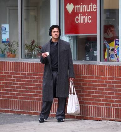 Joe Jonas Out and About NYC - USA Singer Joe Jonas is having lunch with a friend at San Ambroeus then they went to CVS pharmacy store in Soho, NYC, USA, on November 21, 2025. Photo by Dylan Travis ABACAPRESS.COM New York City NY United States  Copyright: xDylanxTravis ABACAx