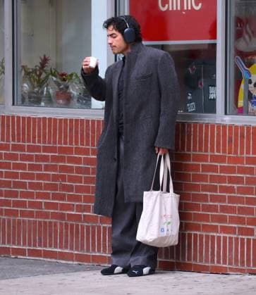 Joe Jonas Out and About NYC - USA Singer Joe Jonas is having lunch with a friend at San Ambroeus then they went to CVS pharmacy store in Soho, NYC, USA, on November 21, 2025. Photo by Dylan Travis ABACAPRESS.COM New York City NY United States  Copyright: xDylanxTravis ABACAx