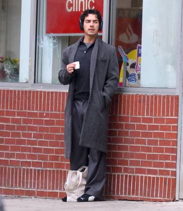 Joe Jonas Out and About NYC - USA Singer Joe Jonas is having lunch with a friend at San Ambroeus then they went to CVS pharmacy store in Soho, NYC, USA, on November 21, 2025. Photo by Dylan Travis ABACAPRESS.COM New York City NY United States  Copyright: xDylanxTravis ABACAx