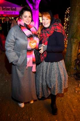 abb Paula Lambert and Enie van de Meiklokjes as guests at the premiere Weihnachten im Tierpark mit Promis on 21 11 2025 in Berlin Berlin Germany