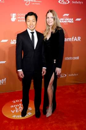 Harrison Chen with companion at the amfAR Las Vegas Gala 2025 at the Wynn Las Vegas Las Vegas Hotel, 21 11 2025 Foto:xJ.xBlocx xFuturexImagex amfar_vegas_5133