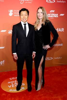 Harrison Chen with companion at the amfAR Las Vegas Gala 2025 at the Wynn Las Vegas Las Vegas Hotel, 21 11 2025 Foto:xJ.xBlocx xFuturexImagex amfar_vegas_5134