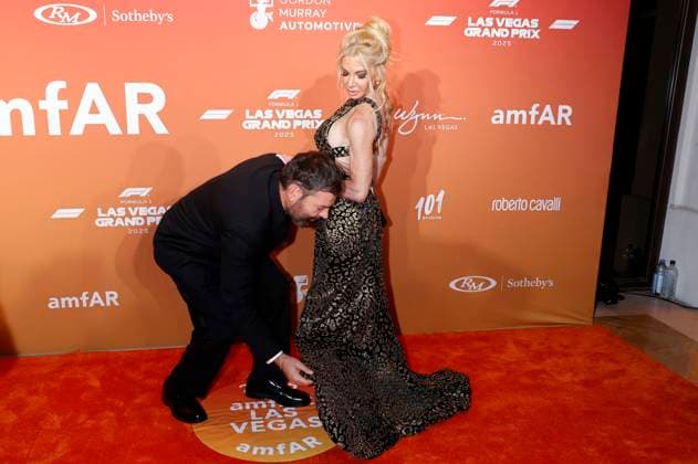 Fausto Puglisi with guest at the amfAR Las Vegas Gala 2025 at the Hotel Wynn Las Vegas Las Vegas, 21 11 2025 Foto:xJ.xBlocx xFuturexImagex amfar_vegas_5170