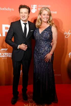 Jeremy Renner with sister Kym Renner at the amfAR Las Vegas Gala 2025 at the Wynn Las Vegas Hotel Las Vegas, 21 11 2025 Foto:xJ.xBlocx xFuturexImagex amfar_vegas_5242