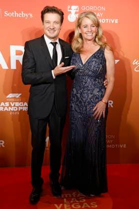 Jeremy Renner with sister Kym Renner at the amfAR Las Vegas Gala 2025 at the Wynn Las Vegas Hotel Las Vegas, 21 11 2025 Foto:xJ.xBlocx xFuturexImagex amfar_vegas_5243