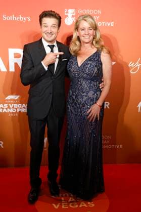 Jeremy Renner with sister Kym Renner at the amfAR Las Vegas Gala 2025 at the Wynn Las Vegas Hotel Las Vegas, 21 11 2025 Foto:xJ.xBlocx xFuturexImagex amfar_vegas_5244