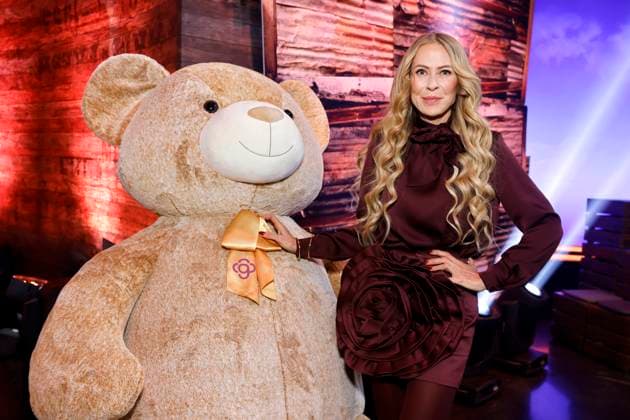 Actress Jenny Elvers with a teddy bear at the 30 RTL Spendenmarathon 2025 in Studio 8 of EMG Studios Hürth, 21 11 2025 NRW Germany Copyright: xChristophxHardtx