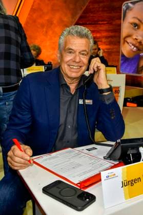ABB Jürgen Juergen Hingsen ex 10 Kaempfer as a guest on the donation phone in the RTL studio at the charity for the 30th anniversary of the RTL Spendenmarathon wir helfen Kindern bei RTL Deutschland on 21 11 2025 2 donation day in Cologne Deutz NRW Germany