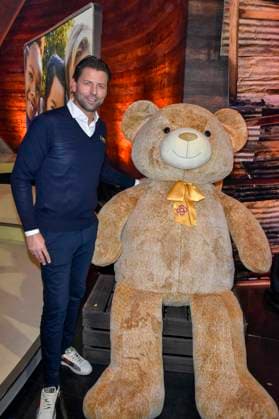 ABB Roman Weidenfeller with huge teddy ex BVB soccer goalkeeper as a guest on the donation phone in the RTL studio at the charity for the 30th birthday of the RTL Spendenmarathon wir helfen Kindern bei RTL Deutschland on 21 11 2025 2 donation day in Cologne Deutz NRW Germany