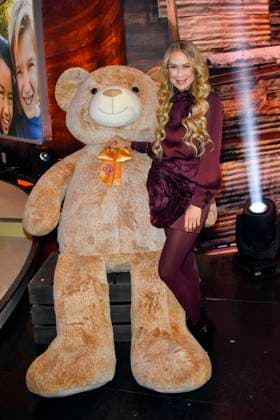 ABB Jenny Elvers with huge teddy bear as a guest in the RTL studio at the charity for the 30th anniversary of the RTL telethon we help children at RTL Germany on 21 11 2025 2 donation day in Cologne Deutz NRW Germany