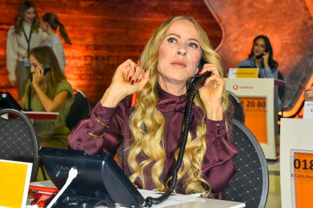 ABB Jenny Elvers actress as a guest on the donation phone in the RTL studio at the charity for the 30th anniversary of the RTL Spendenmarathon wir helfen Kindern bei RTL Deutschland on 21 11 2025 2 Donation day in Cologne Deutz NRW Germany