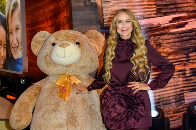ABB Jenny Elvers with huge teddy bear as a guest in the RTL studio at the charity for the 30th anniversary of the RTL telethon we help children at RTL Germany on 21 11 2025 2 donation day in Cologne Deutz NRW Germany