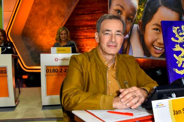 ABB Jan Sosniok Actor as a guest on the donation phone in the RTL studio at the charity for the 30th anniversary of the RTL Spendenmarathon wir helfen Kindern bei RTL Deutschland on 21 11 2025 2 Donation day in Cologne Deutz NRW Germany